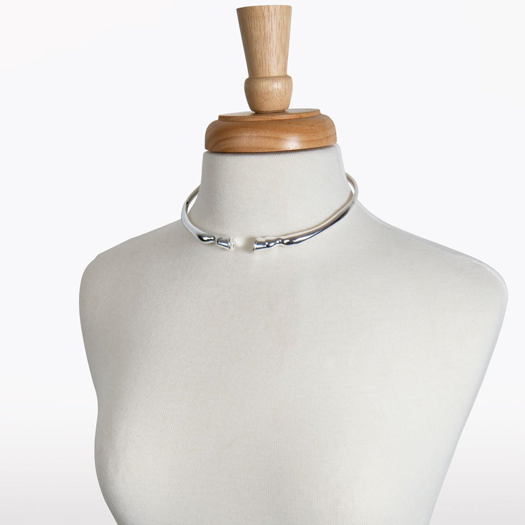 Cavallo - Horse Hoof Neck Cuff in Silver - URBANPICK FASHION