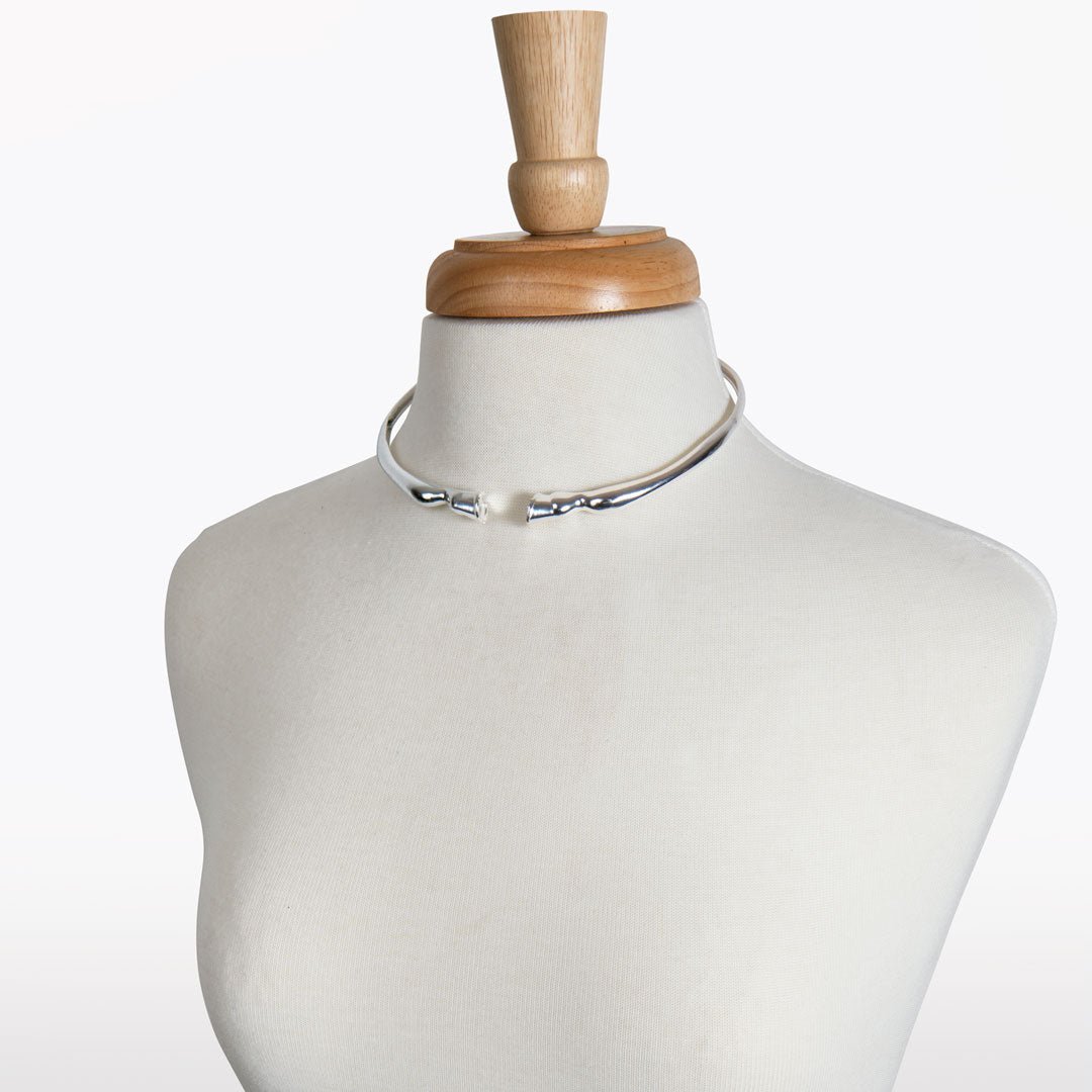 Cavallo - Horse Hoof Neck Cuff in Silver - URBANPICK FASHION