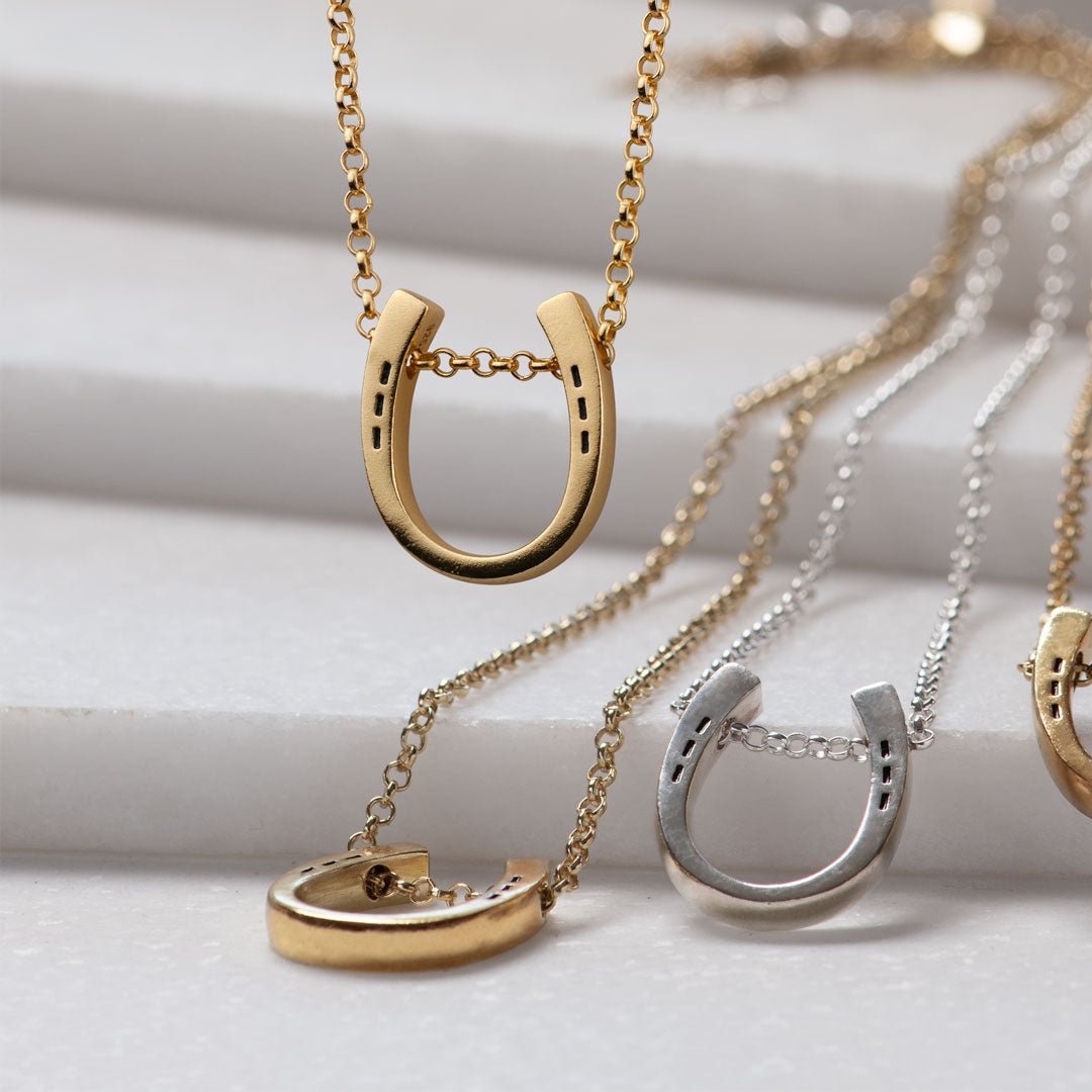 Classique - Equestrian Horseshoe Necklace in Gold - URBANPICK FASHION