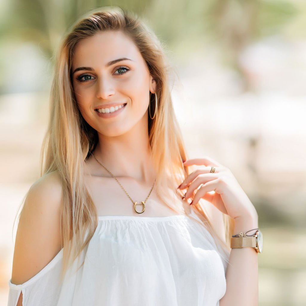 Classique - Equestrian Horseshoe Necklace in Gold - URBANPICK FASHION