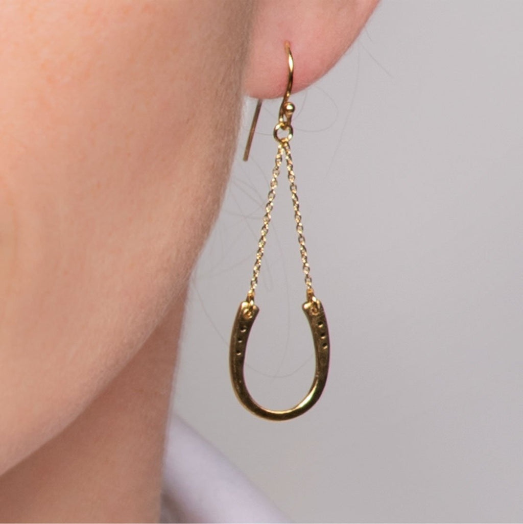 Classique - Equestrian Horseshoe Necklace in Gold - URBANPICK FASHION