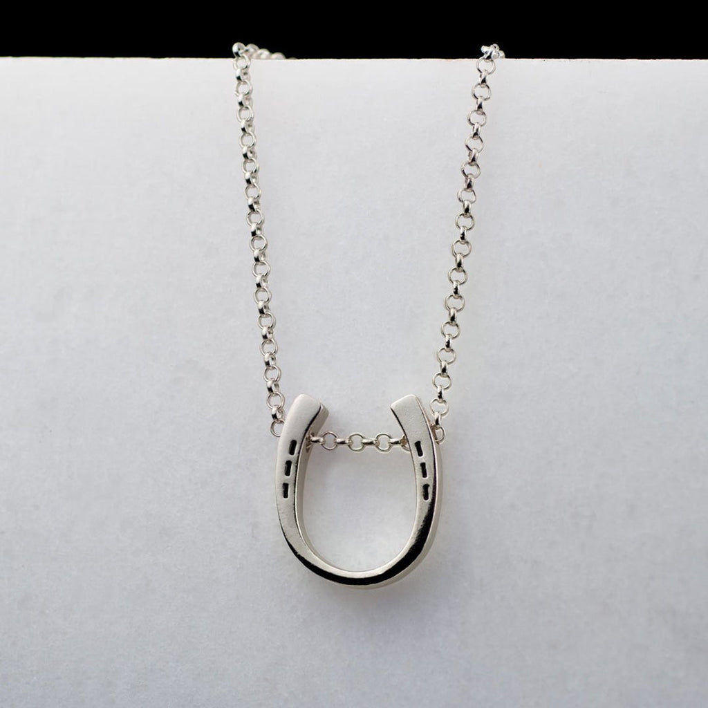Classique - Equestrian Horseshoe Necklace in Silver - URBANPICK FASHION