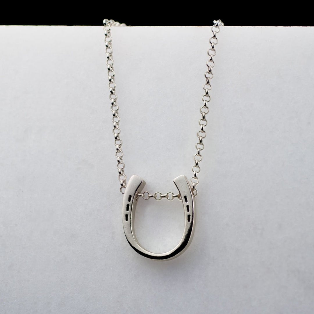 Classique - Equestrian Horseshoe Necklace in Silver - URBANPICK FASHION