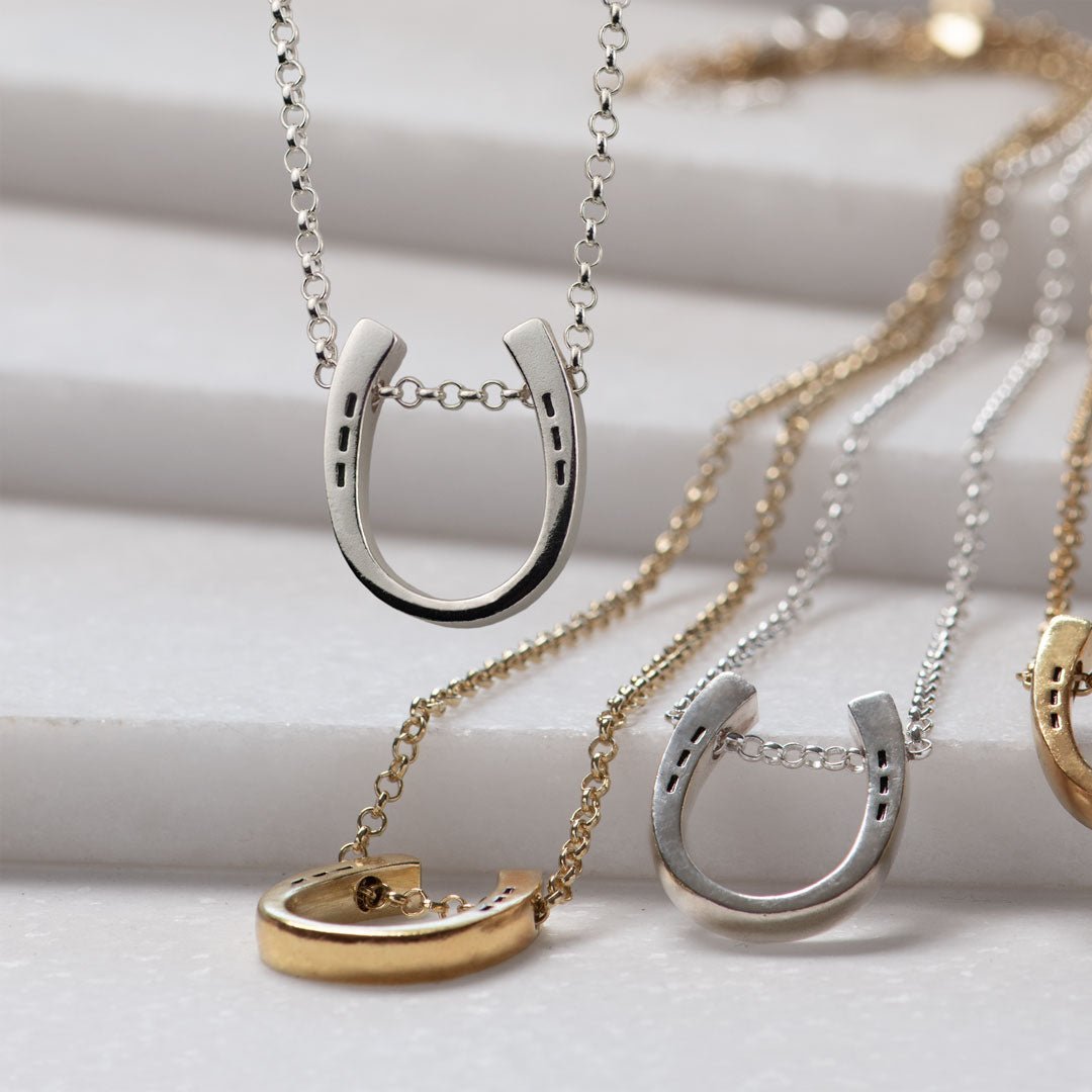Classique - Equestrian Horseshoe Necklace in Silver - URBANPICK FASHION